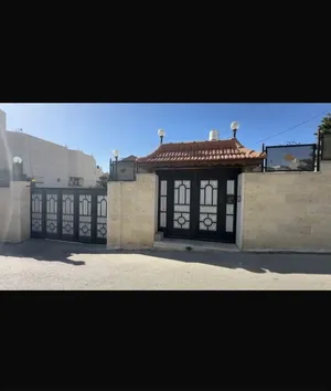 أكثر من 6 غرف . ٣ حمّامات . 220 م٢4