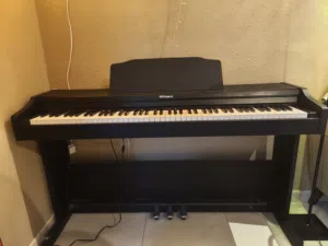 Roland piano Rp102