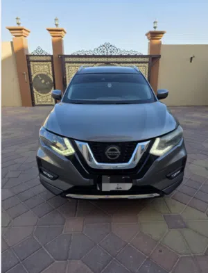 2020 نيسان روج SV /  رمادي/ صيانة كاملة  / مسجلة / رنجات / تواير جديدة