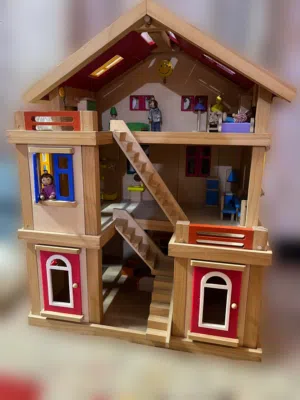 كوخ العاب كبير نسبياً