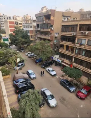 شقه للبيع  170 متر .. أماميه  شارع احمد السمان بجوار السراج مول المنطقه الثامنه مدينه نصر