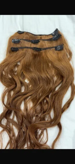 شعر كلبسات كل كلبس في 3 علي قد حجم الراس وممكن تسير لصق او حرز خياطه يدويه طبيعي 100