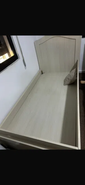 سرير خشب للبيع