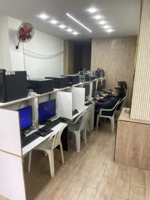 17 جهاز كمبيوتر مع شبكتهم مع طاولات للبيع