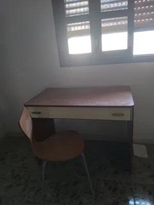 مكتب مع مقعد