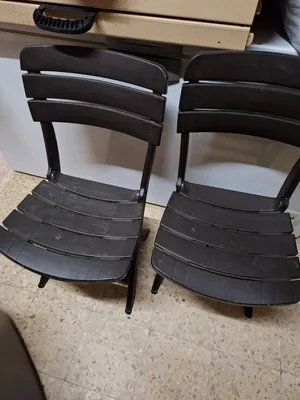 كراسي بلاستيك عدد 2 ومسجل مع راديوا ادميرال وضعهم ممتاز