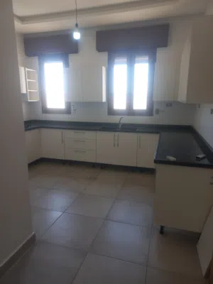 شقة سكنية للايجار بدون اثات فيها دولاب مطبخ ومكيفات ،دور الثاني