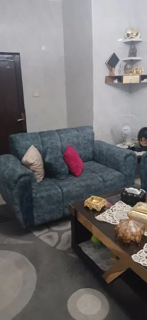 طقم كنب استعمال عرسان 5 شهور بحالة الوكاله اخو الجديد