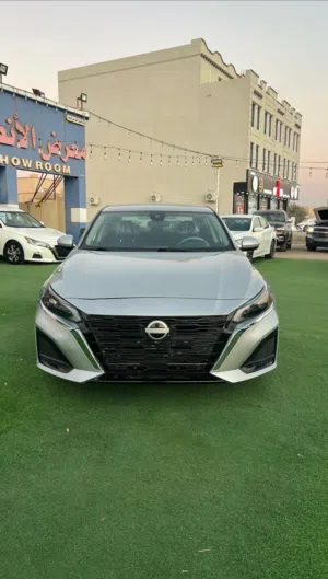 نيسان ألتيما S موديل 2021 مع كامل الخيارات، لون فضي، قياس أمامي