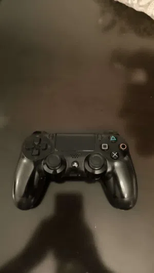 فرصة ممتازة  يد PS4 أصلية ونظيفة جداً للبيع – شغالة بدون أي مشاكل