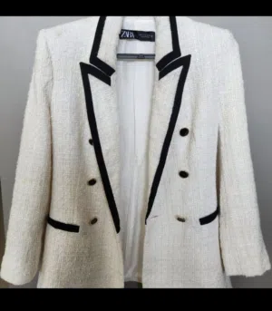 جاكيت أوف وايت بتفاصيل شمواه سوداء Zara original