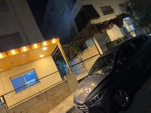 شقة مفروشة تشطيب ديلوكس طابق ارضي  للإيجار بنظام أسبوعي او شهري للعائلات فقط للعائلات فقط......