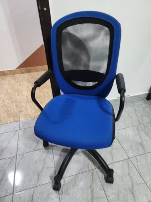 كرسي مكتب بحالة ممتازة شاريها ب85 ابيها ب10