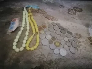 يوجد عملات وطوابع وسبح ومقتنيات للبيع