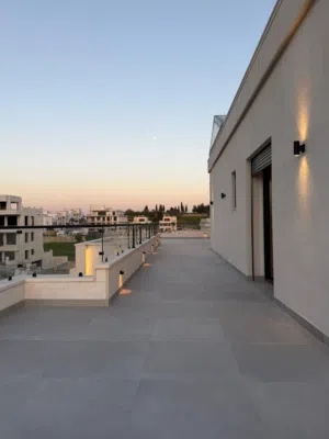 شقة طابق الثاني رووف مستقل مع ترسات خارجية واسعة في أجمل مناطق منطقة كريدور عبدون - رجم عميش