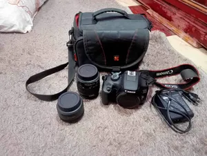 شراء كاميرا من الكويت كانون للبيع السعر مع العدسات 20.000الف جنيه مع العلم الكاميرا جديده