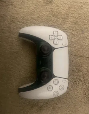 يد سوني 5 .