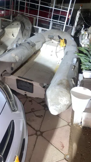 قارب إنقاذ فرنسي اصلي موجودة البليتة ينفع للأماكن الصيد القريبة ويشل 3 اشخاص ومناسب جدا للغوص