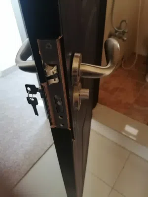 نجار. المنيوم. إقفال ومفاتيح وتعليق ارفف ولوحات تلفزيون ستاءر جميع مناطق الكويت ارخص الأسعا