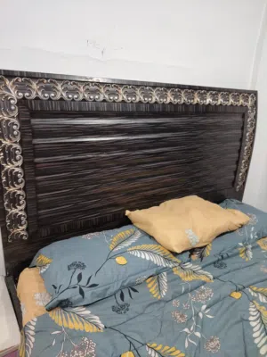 عرفه نوم وغرفه اطفال وطاوله صفره استعمال خفيف سبب البيع السفر  وحط السعر وخدها