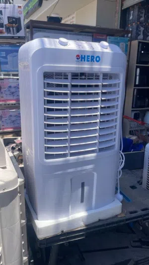 مبردة هواء من ماركة Hero شلال يتميز بتصميم أبيض اللون مع فتحات تهوية كبيرة في الأمام