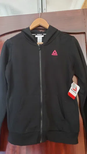 جاكيت هودي ماركة Reebok ستاتي جديد.صنع كمبوديا قياس ميديةم/لارج لون اسود