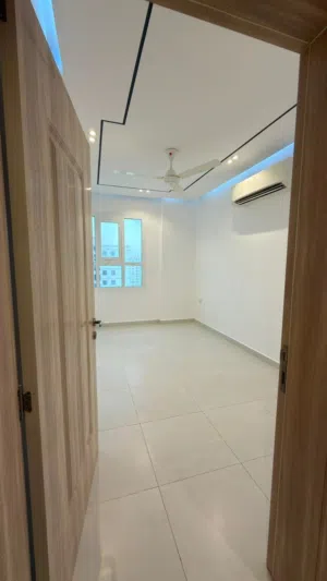شقة فخمة جداً في المعبيلة، مُطِلة على شارع النزهة.