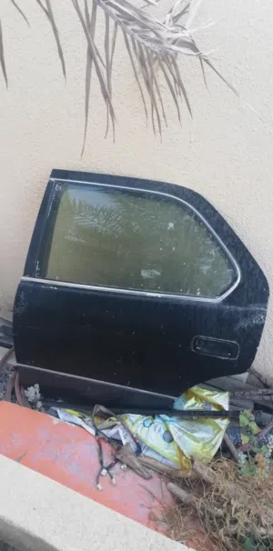 باب خلفي يسار كامل مع الجامة والمكينة والمقابض للكزس LS400
