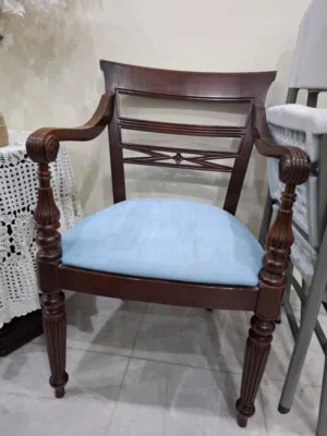 كراسي خشب بذراعين جانبية للبيع