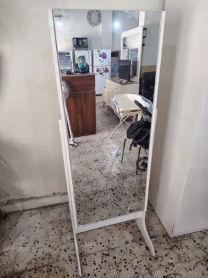 مراية مع رفوف متحركه فوق وتحت ثقيله جدآ
