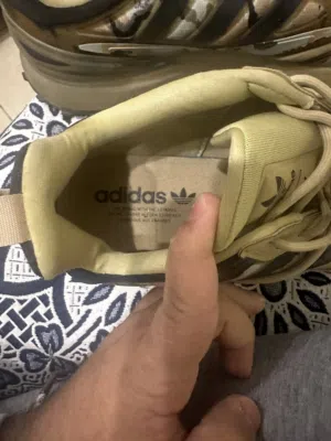 البيع عزكم الله جوتي adidas حاله ممتازه تنظيف خيوط  اصليه السعر الشرا 45 سعر15 دينار الصامل