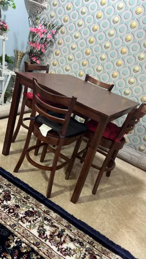 طاوله مع 4 كراسي نظيفة جدا