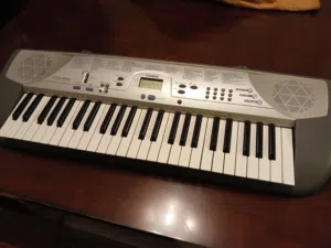 بيانو PIANO نوع Casio موديلSONG BANK HEY BOARD كواليتي عالي جدا استخدام شهر شبه جديد كهرباء وبطارية