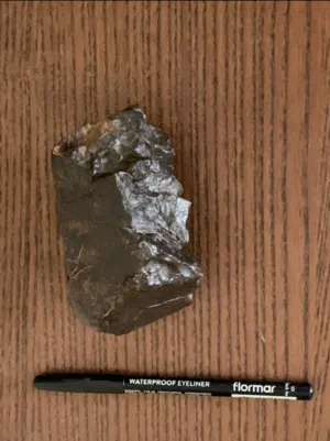 نيزك فضائي معه شهادة تحليل من امريكا للبيع وزنه 685غرام تقريبا