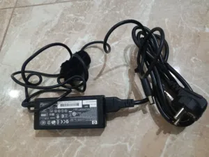 شاحن لابتوب أصلي hp بحالة الوكالة 65 واط