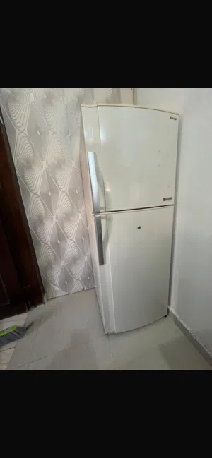 ثلاجة شارب مستعملة بحالة جيدة جدا للبيع