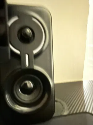 سبيكرات صوت تركب على شاشات الغيمنق