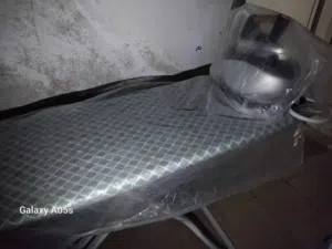 طاولة كوى بحالة جيدة للبيع مع مكوه للبيع