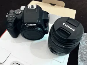 للبيع: كاميرا Canon EOS 250D (بحالة الوكالة - شبه جديدة)