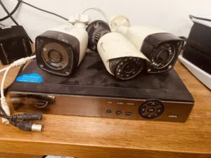جهاز DVR معاه ثلاث كاميرات 5 ميقا ومساحة 500 جيجا هارد جديد اقرأ وصف