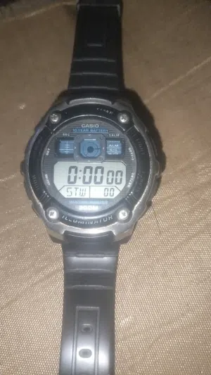 للبيع ساعة كاسيو أصلية (Casio AE-2000W-1AV) غنية عن التعريف، تتميز بمتانتها العالية وشكلها الرياضي ا