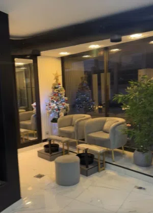 عدة اظافر كاملة مع الكراسي والمغاسل والاجهزه طبعا العده كامله شبه جديده و ممتازه وبرندات