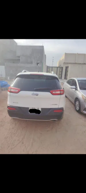 سيارة جيب شيروكي للبيع مديل 16