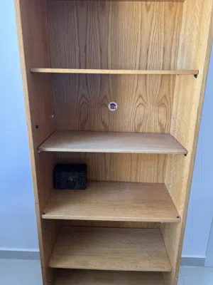 خزانة كتب في حالة جيدا