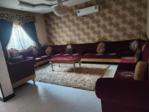 اثاث نظيف بتصميم ملكي 5x4 للبيع مع الطاوله و الستاره و الزوليه