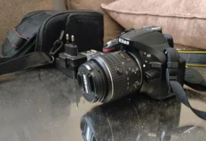 كاميرا Nikon D5200 DSLR بحالة ممتازة، مثالية للمصورين المبتدئين والمحترفين على حد سواء.