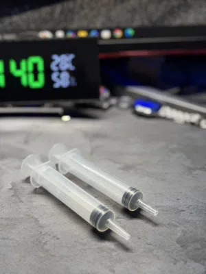 إبرة بلاستيك للطيور