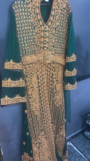 قفطان مغربي ملكي بامتياز، يجمع بين اللون الأخضر الزمردي والذهبي، وهو مزيج بين الألوان الأشهر
