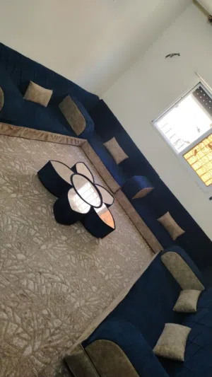 مجلس فراش عربي كامل شبه جديد مع الموكيته والبرداي وايطار الشاشه