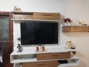 طقم طاولة وسط مع ثلاث رفوف كبيرة واسعة ديكور حول الشاشة لون ابيض مميز مع خشبي خشب لاتيه